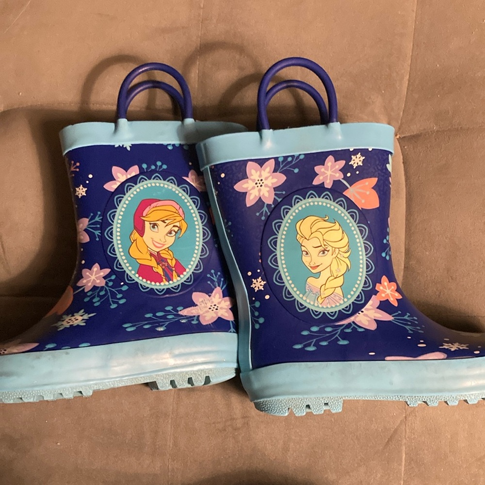 Rain boots. DISNEY girls Frozen rubber with pulls and great tread. 7” tall